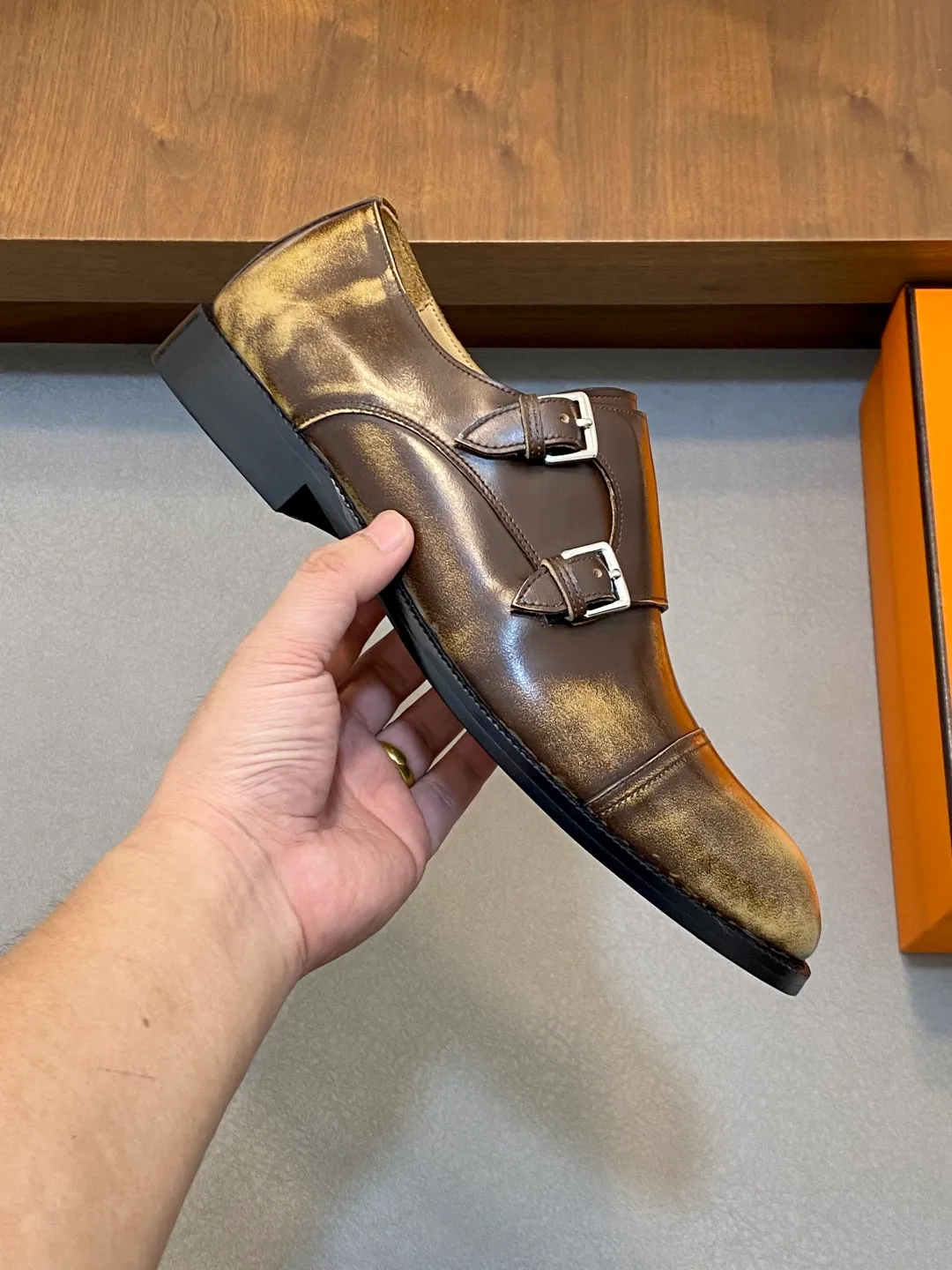 Men's shoes 💰780 HERMES/Hermès GAME slip-on loafers. These loafers are made of matte frosted calfskin. They are equipped with functional Kelly shoe buckles to easily create a fashionable urban style. They are equipped with genuine leather welts and lightweight grooved rubber foam outsole. They have genuine calfskin lining and silk-screen logo feet. They are slip-on design. They are novel and fashionable, with a handsome upper. Comes with a dust bag in the original box! Size: 39-40-41-42-43-44 standard leather shoe size (38/45 can be customized but does not support returns)